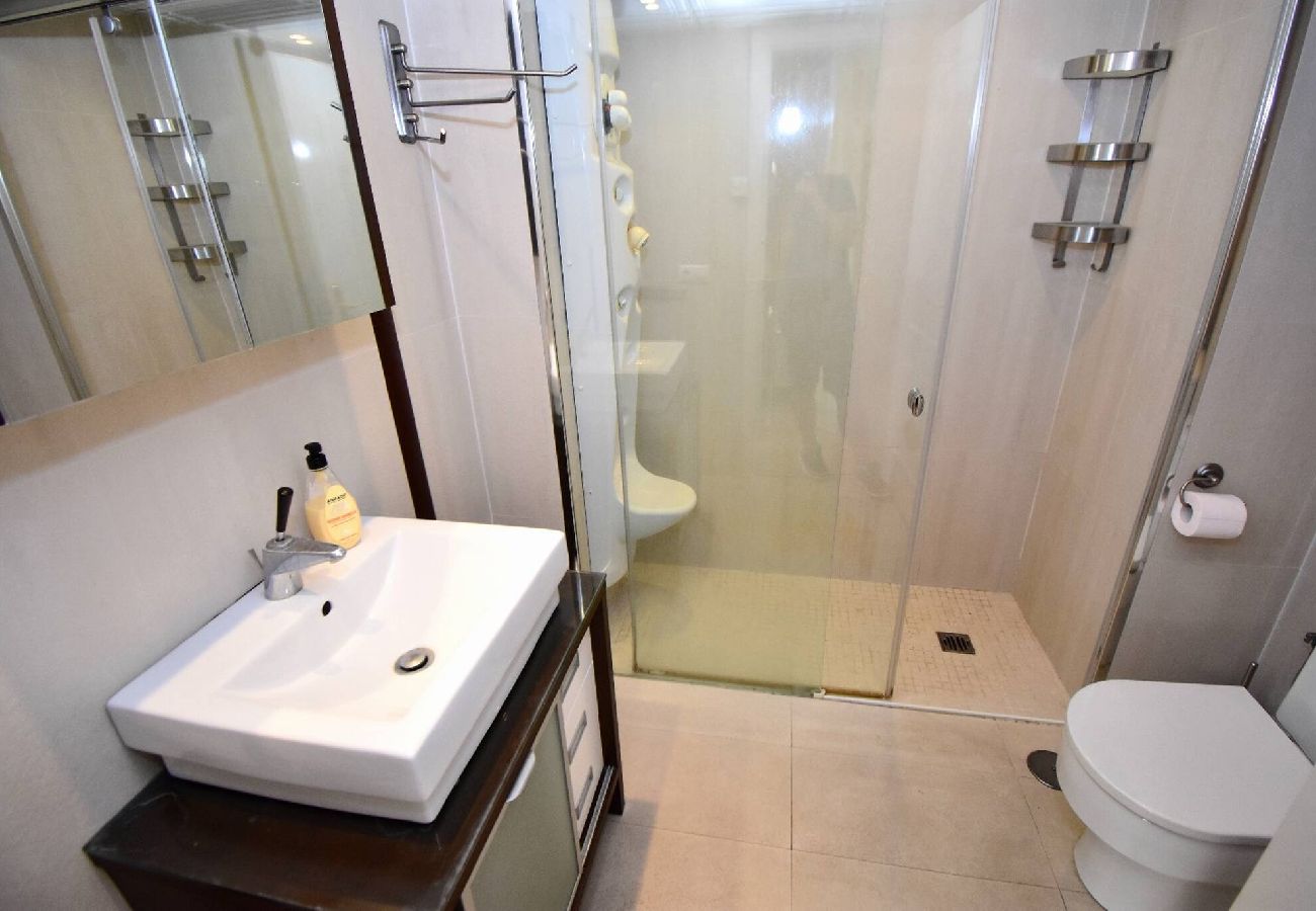 Apartamento en Fuengirola - ¡Oportunidad Única! Playa, 2 D, Parking y Piscina