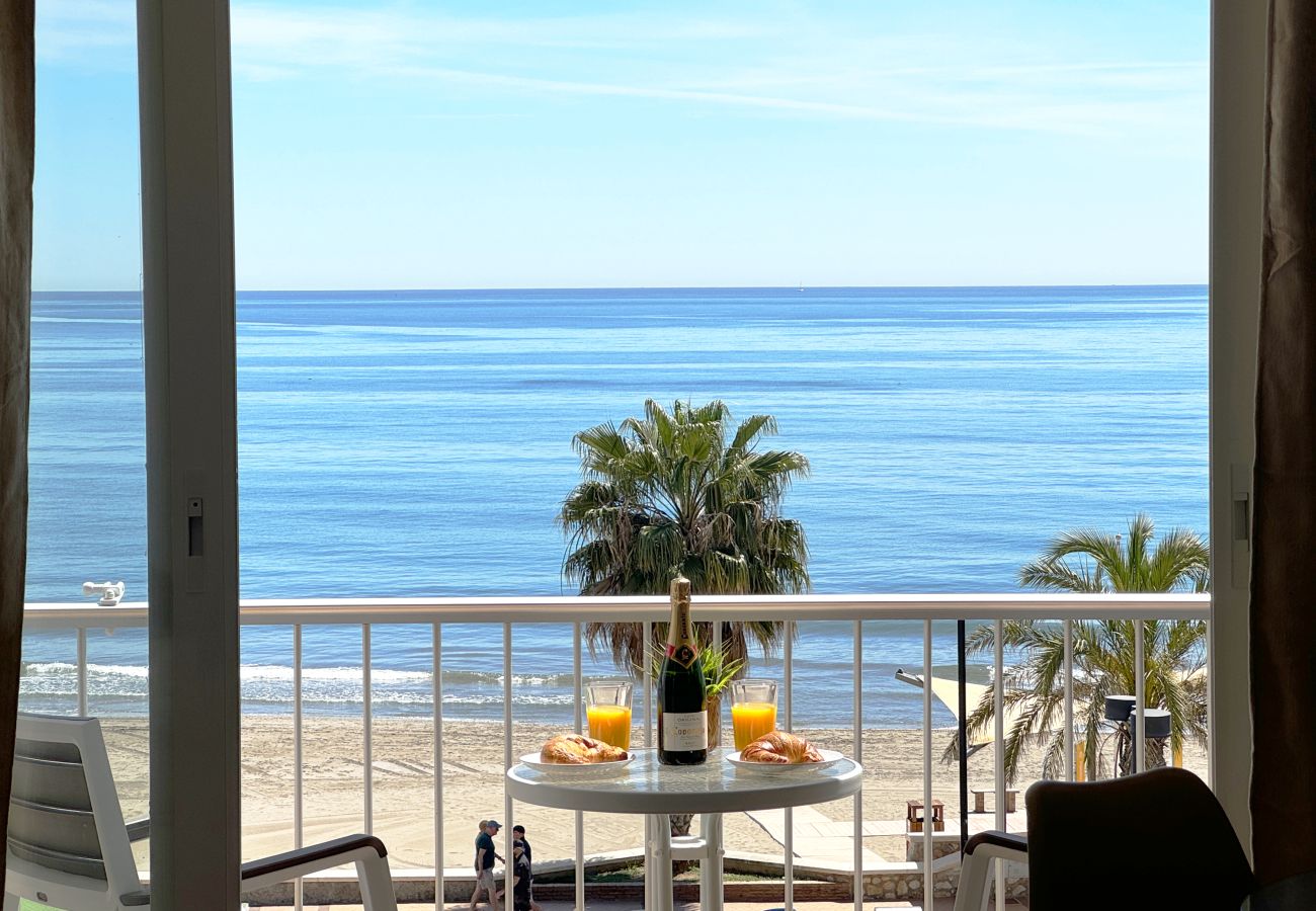 Apartamento en Fuengirola - 1 Dorm Moderno – 1ª Línea Carvajal, Cerca Beach Club