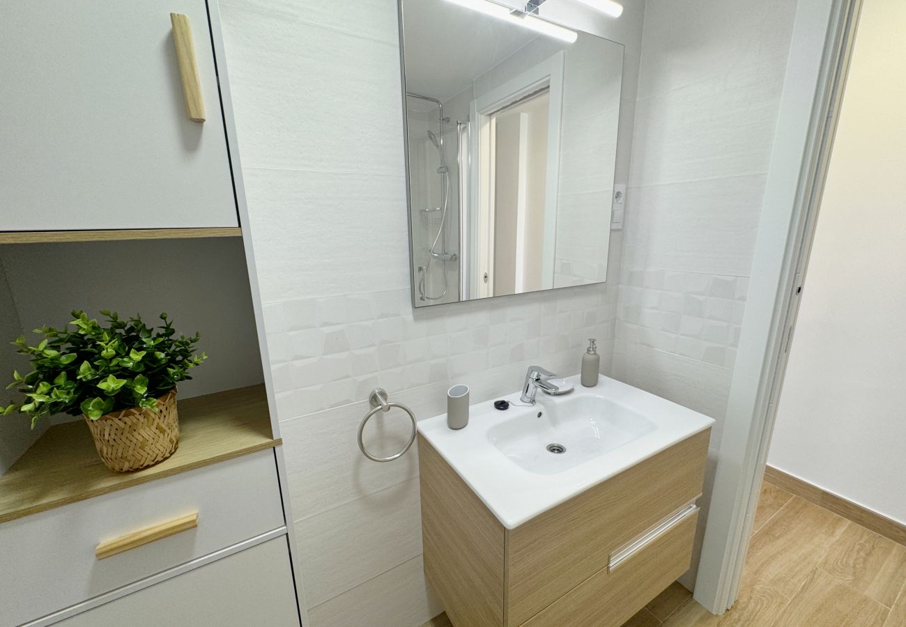 Apartamento en Fuengirola - 1 Dorm Moderno – 1ª Línea Carvajal, Cerca Beach Club