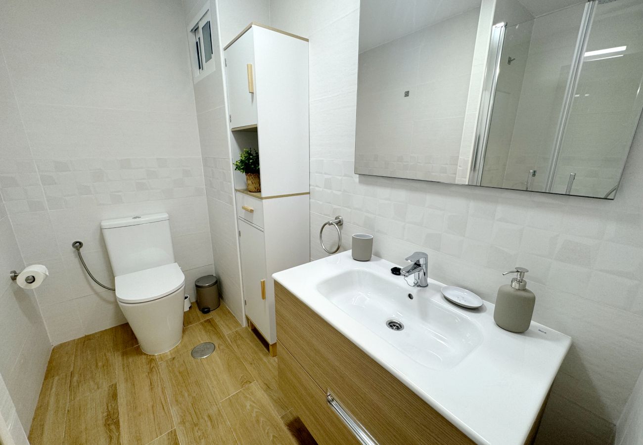 Apartamento en Fuengirola - 1 Dorm Moderno – 1ª Línea Carvajal, Cerca Beach Club