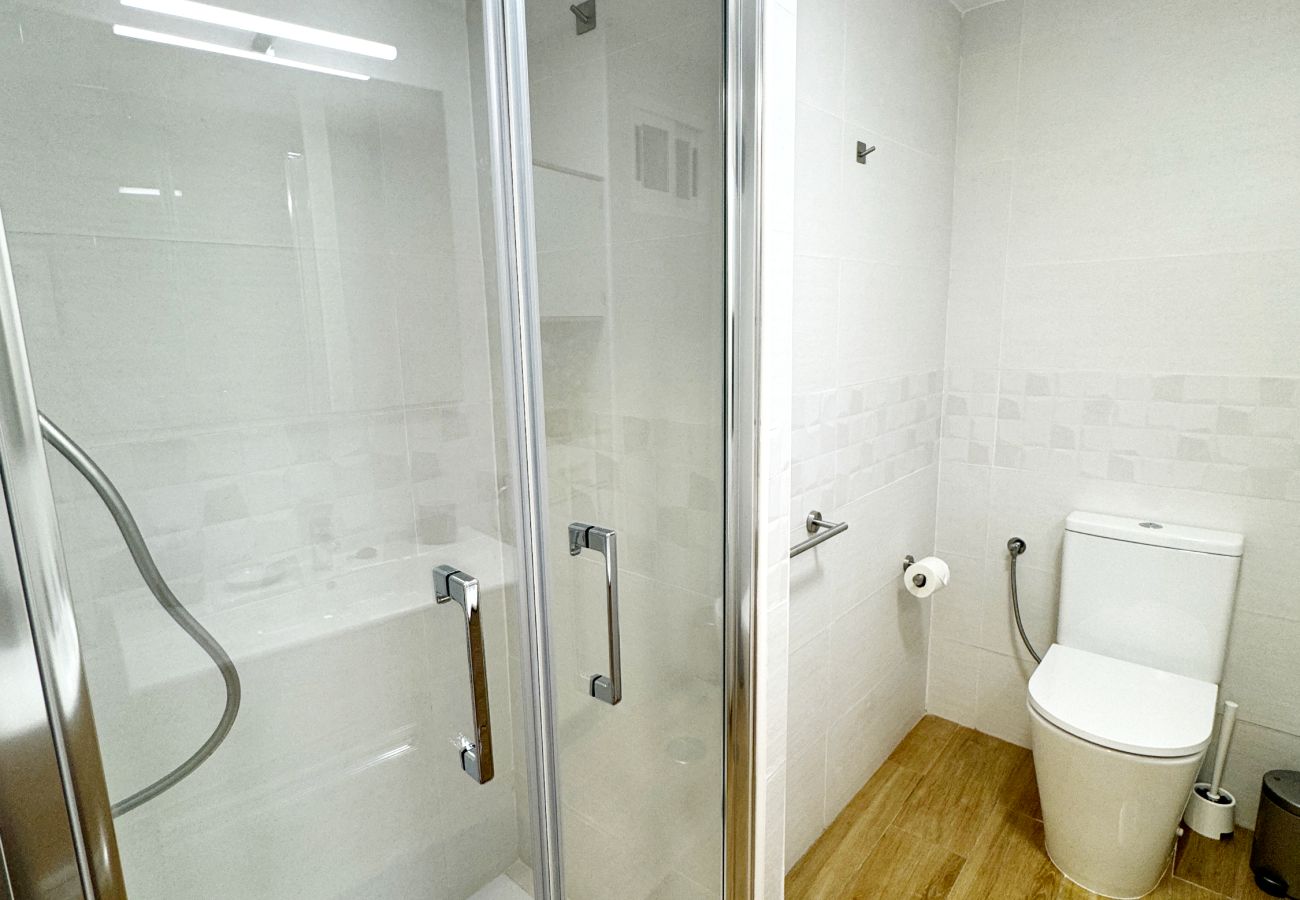 Apartamento en Fuengirola - 1 Dorm Moderno – 1ª Línea Carvajal, Cerca Beach Club