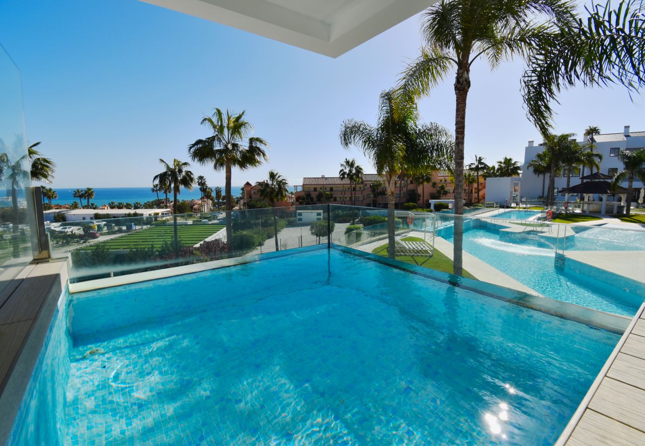 Apartamento en Mijas Costa -  auto_awesome Did you mean: Santa Barbara Heights luxury apartment overlooking the pool! 61 / 5,000 ¡Apartamento de lujo en Santa Barbara Heights con vista a las piscinas!