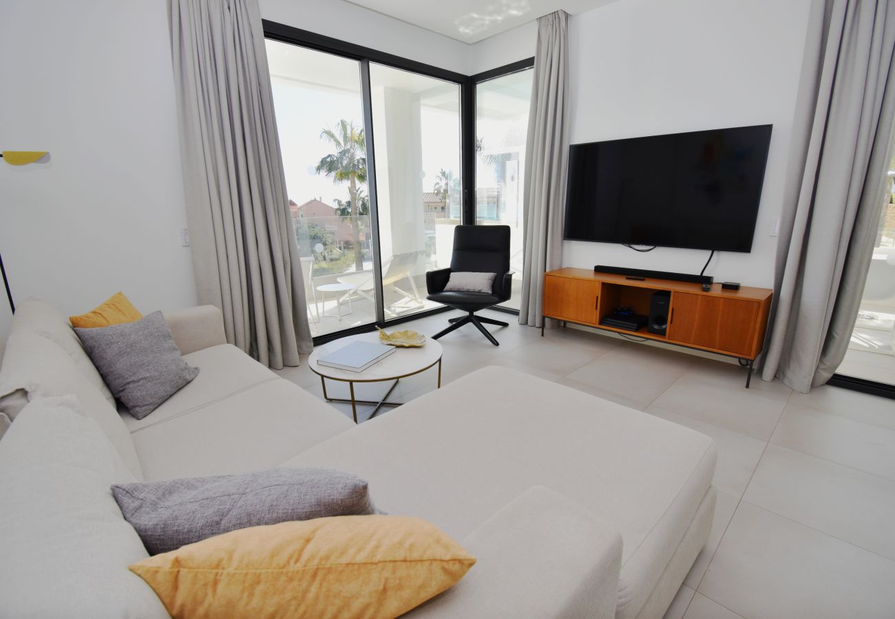 Apartamento en Mijas Costa -  auto_awesome Did you mean: Santa Barbara Heights luxury apartment overlooking the pool! 61 / 5,000 ¡Apartamento de lujo en Santa Barbara Heights con vista a las piscinas!