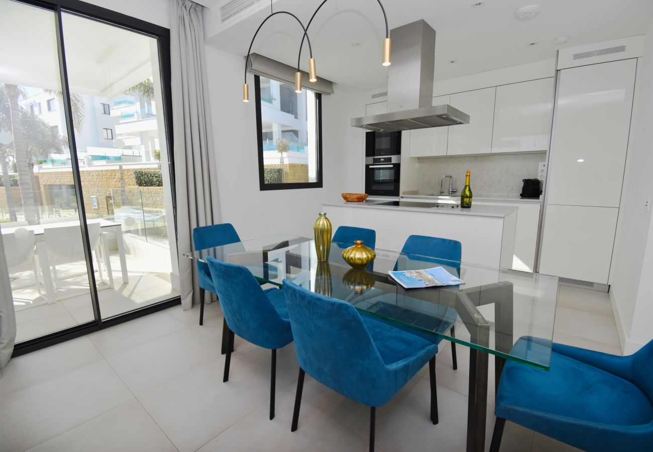Apartamento en Mijas Costa -  auto_awesome Did you mean: Santa Barbara Heights luxury apartment overlooking the pool! 61 / 5,000 ¡Apartamento de lujo en Santa Barbara Heights con vista a las piscinas!