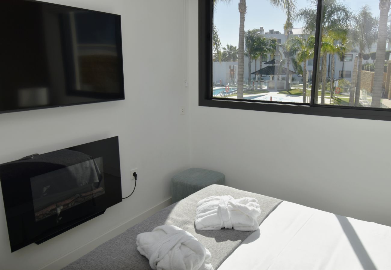Apartamento en Mijas Costa -  auto_awesome Did you mean: Santa Barbara Heights luxury apartment overlooking the pool! 61 / 5,000 ¡Apartamento de lujo en Santa Barbara Heights con vista a las piscinas!