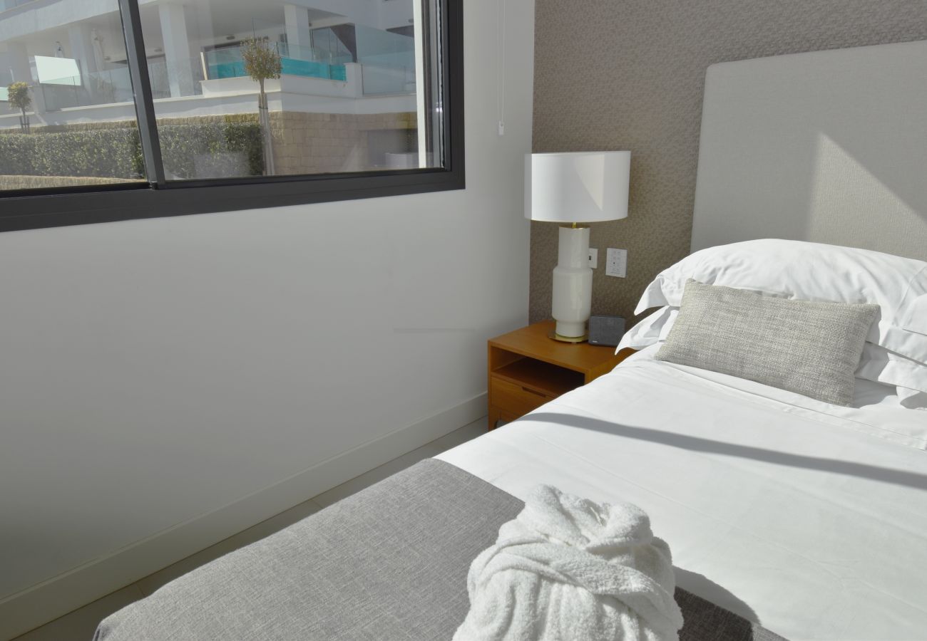 Apartamento en Mijas Costa -  auto_awesome Did you mean: Santa Barbara Heights luxury apartment overlooking the pool! 61 / 5,000 ¡Apartamento de lujo en Santa Barbara Heights con vista a las piscinas!