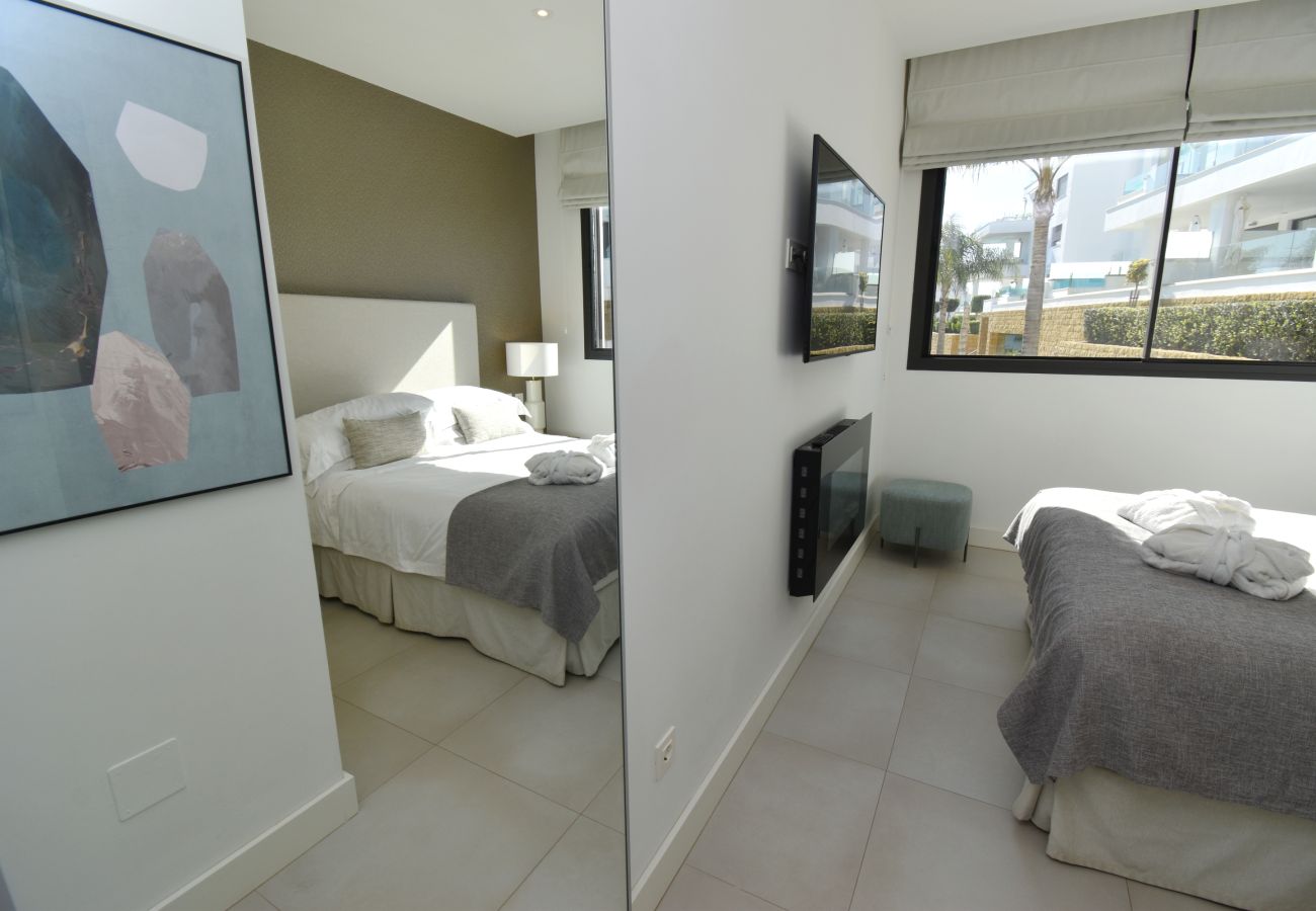 Apartamento en Mijas Costa -  auto_awesome Did you mean: Santa Barbara Heights luxury apartment overlooking the pool! 61 / 5,000 ¡Apartamento de lujo en Santa Barbara Heights con vista a las piscinas!