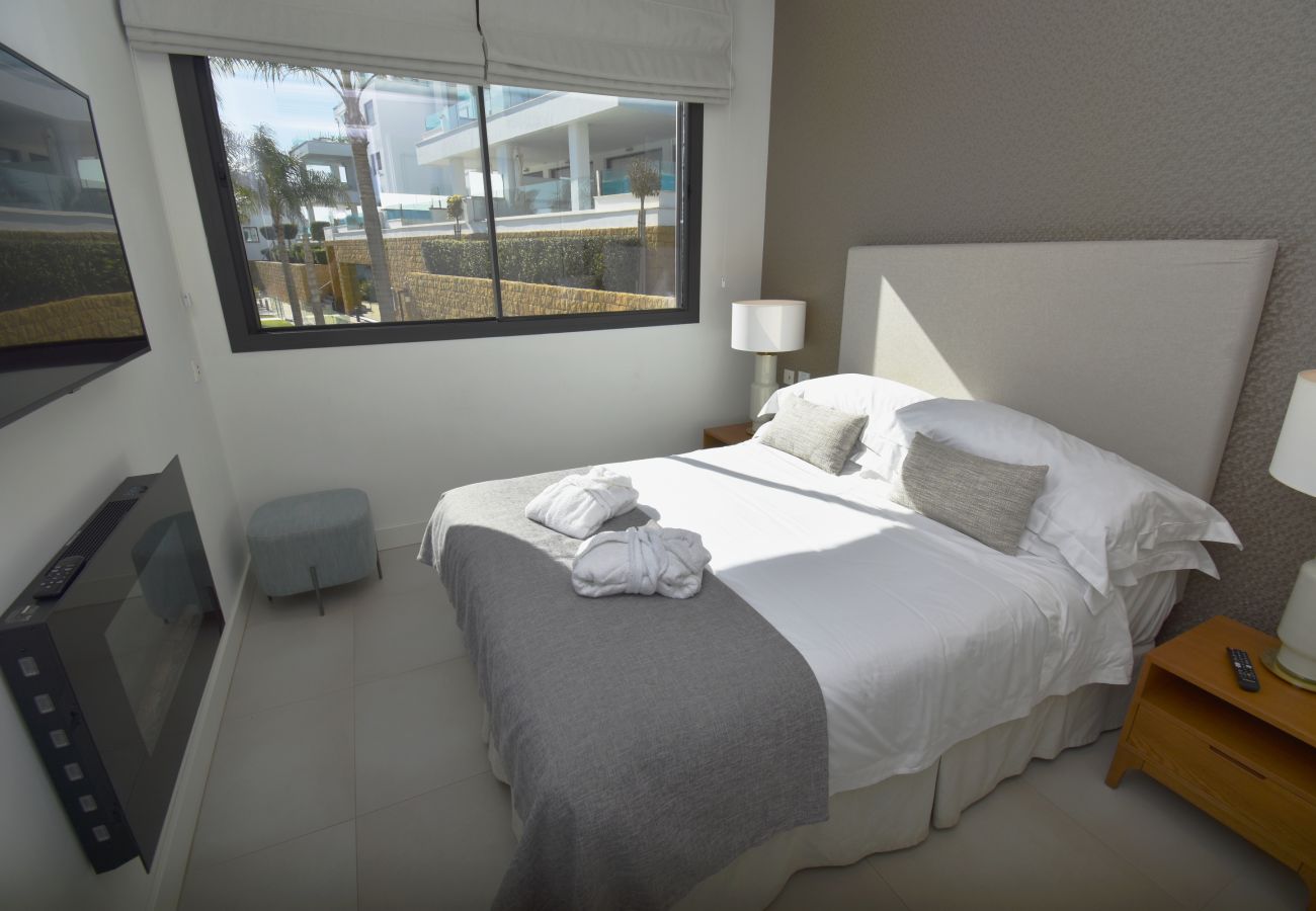 Apartamento en Mijas Costa -  auto_awesome Did you mean: Santa Barbara Heights luxury apartment overlooking the pool! 61 / 5,000 ¡Apartamento de lujo en Santa Barbara Heights con vista a las piscinas!
