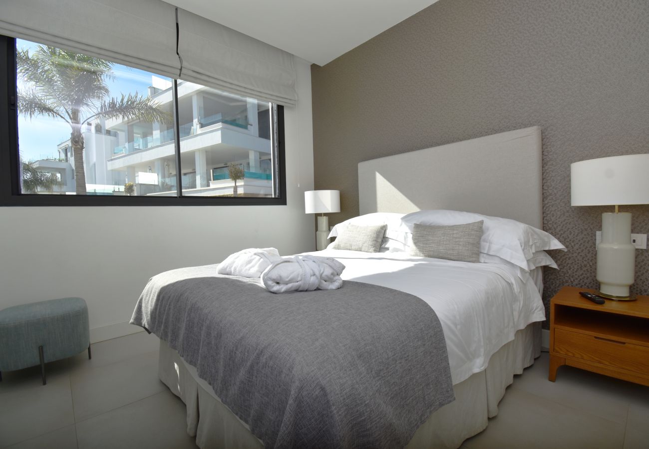Apartamento en Mijas Costa -  auto_awesome Did you mean: Santa Barbara Heights luxury apartment overlooking the pool! 61 / 5,000 ¡Apartamento de lujo en Santa Barbara Heights con vista a las piscinas!