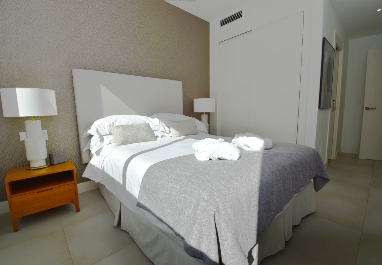 Apartamento en Mijas Costa -  auto_awesome Did you mean: Santa Barbara Heights luxury apartment overlooking the pool! 61 / 5,000 ¡Apartamento de lujo en Santa Barbara Heights con vista a las piscinas!