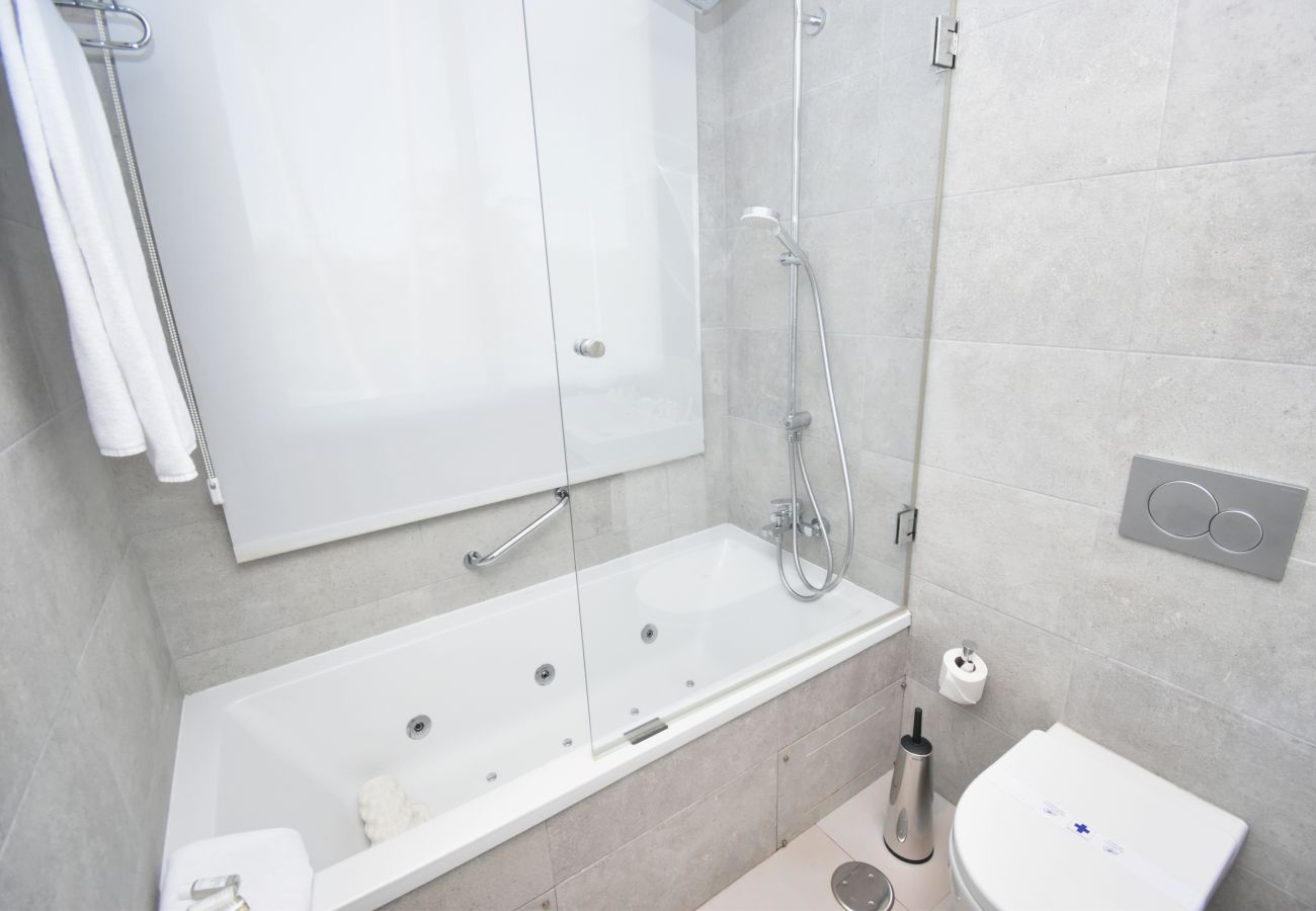 Apartamento en Mijas Costa -  auto_awesome Did you mean: Santa Barbara Heights luxury apartment overlooking the pool! 61 / 5,000 ¡Apartamento de lujo en Santa Barbara Heights con vista a las piscinas!