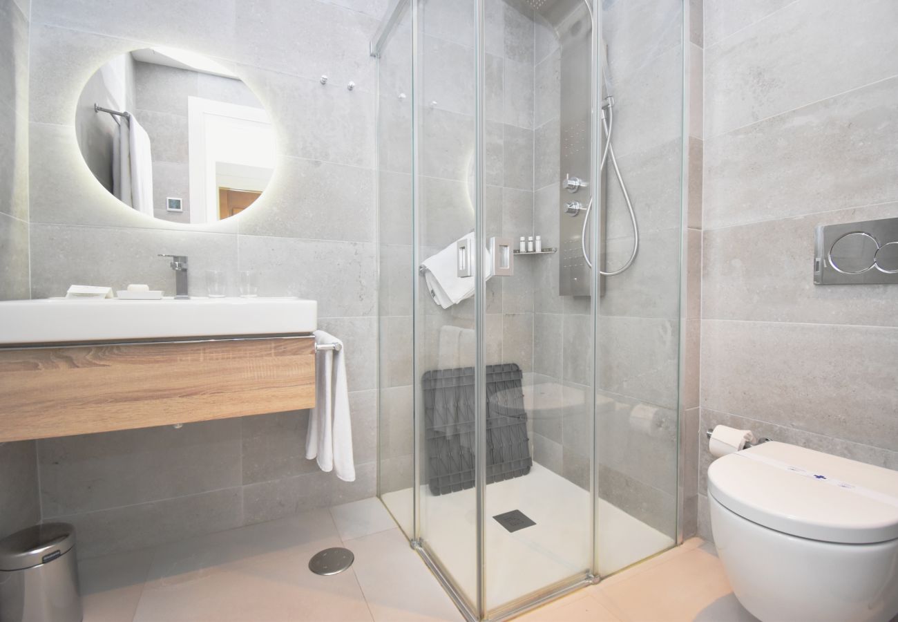 Apartamento en Mijas Costa -  auto_awesome Did you mean: Santa Barbara Heights luxury apartment overlooking the pool! 61 / 5,000 ¡Apartamento de lujo en Santa Barbara Heights con vista a las piscinas!