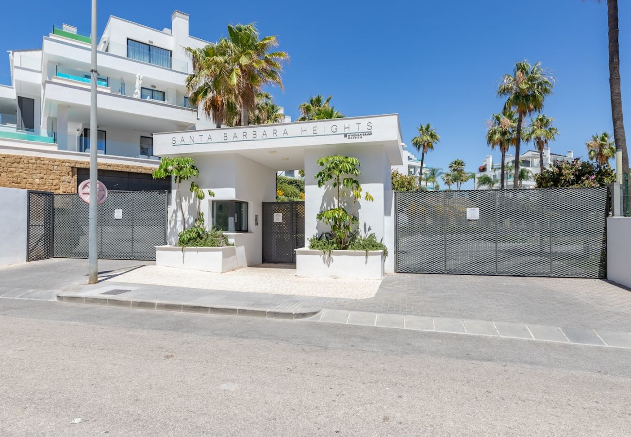 Apartamento en Mijas Costa -  auto_awesome Did you mean: Santa Barbara Heights luxury apartment overlooking the pool! 61 / 5,000 ¡Apartamento de lujo en Santa Barbara Heights con vista a las piscinas!