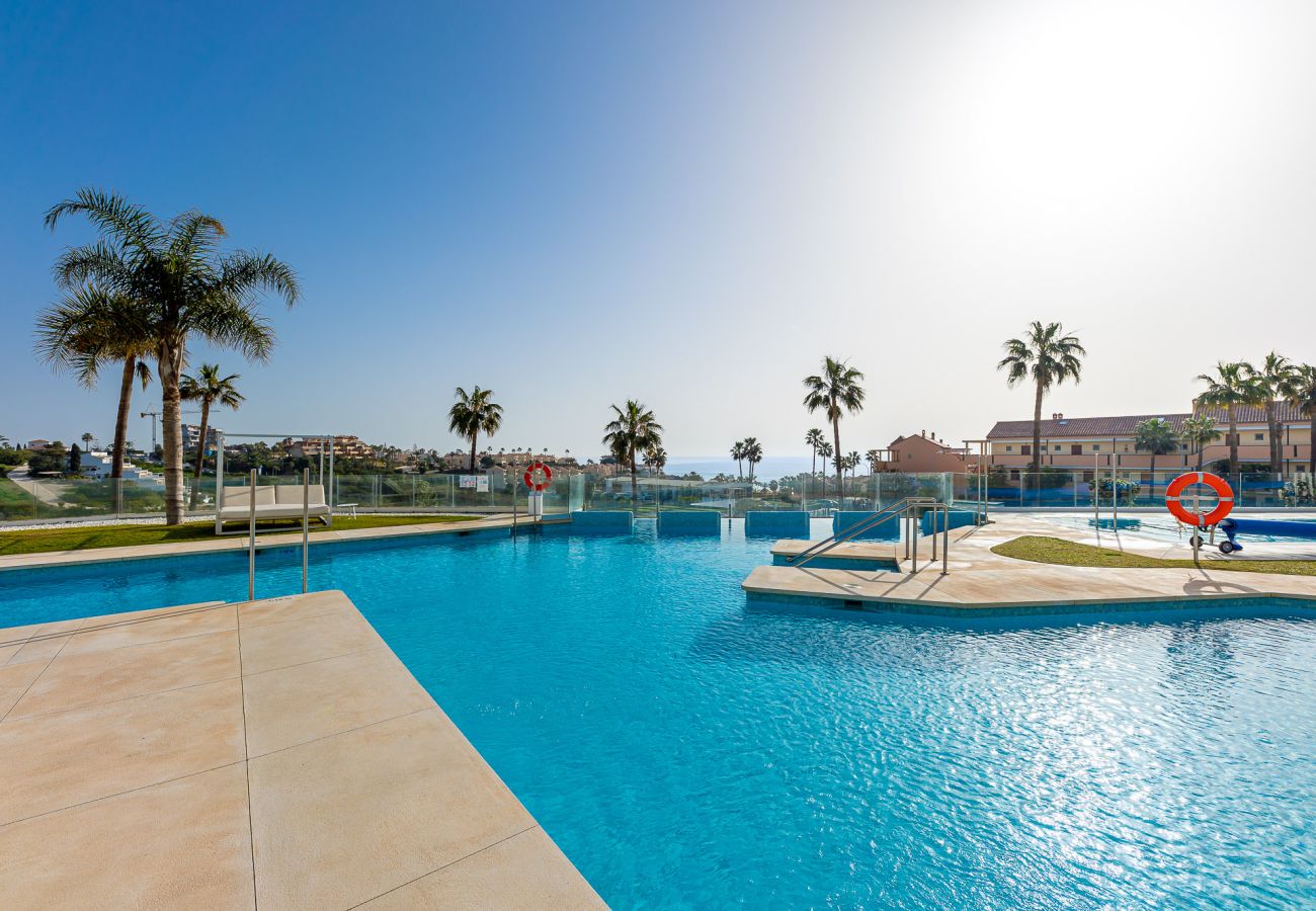 Apartamento en Mijas Costa -  auto_awesome Did you mean: Santa Barbara Heights luxury apartment overlooking the pool! 61 / 5,000 ¡Apartamento de lujo en Santa Barbara Heights con vista a las piscinas!