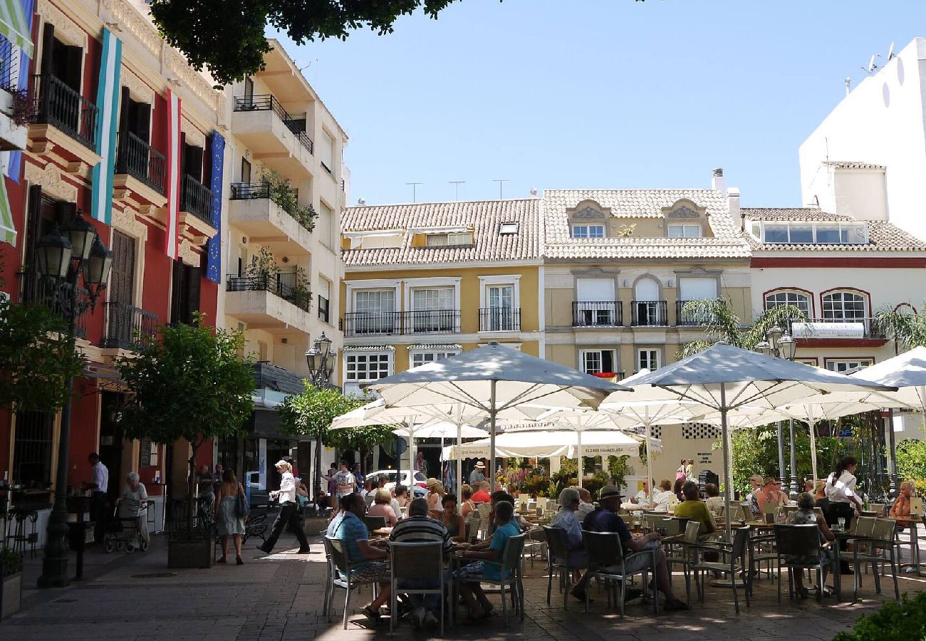 Apartment in Fuengirola - Seafront Fuengirola  – 2 Balconies, Pool & Views