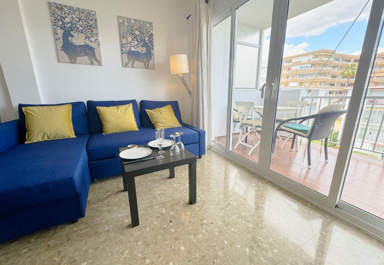 Apartment in Fuengirola - Seafront Fuengirola  – 2 Balconies, Pool & Views