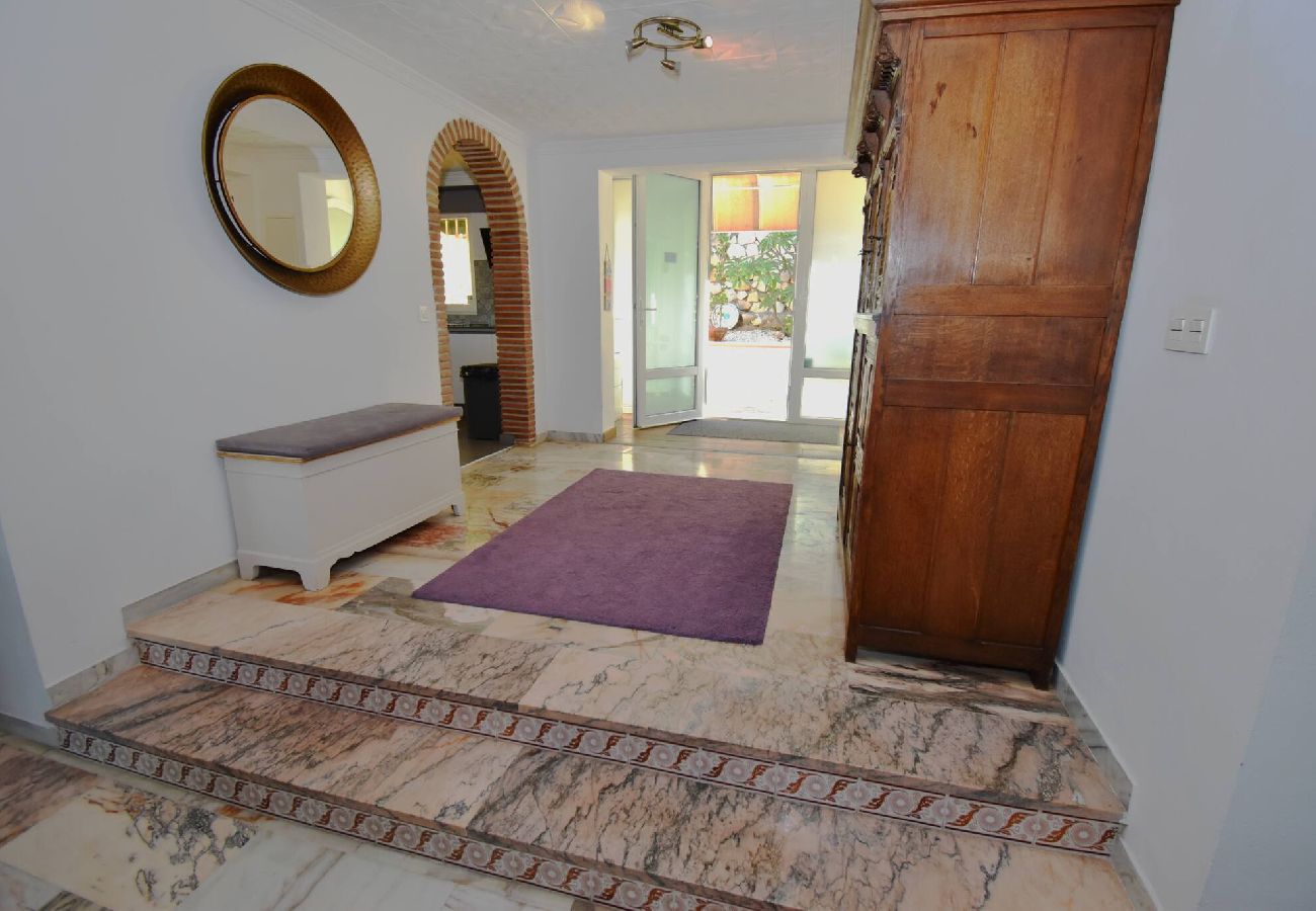 Lounge property management
