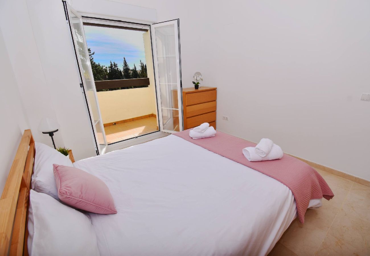 Apartment in Benalmádena - Benalmádena 2 bed - Spacious, Pool & 2-Car Parking