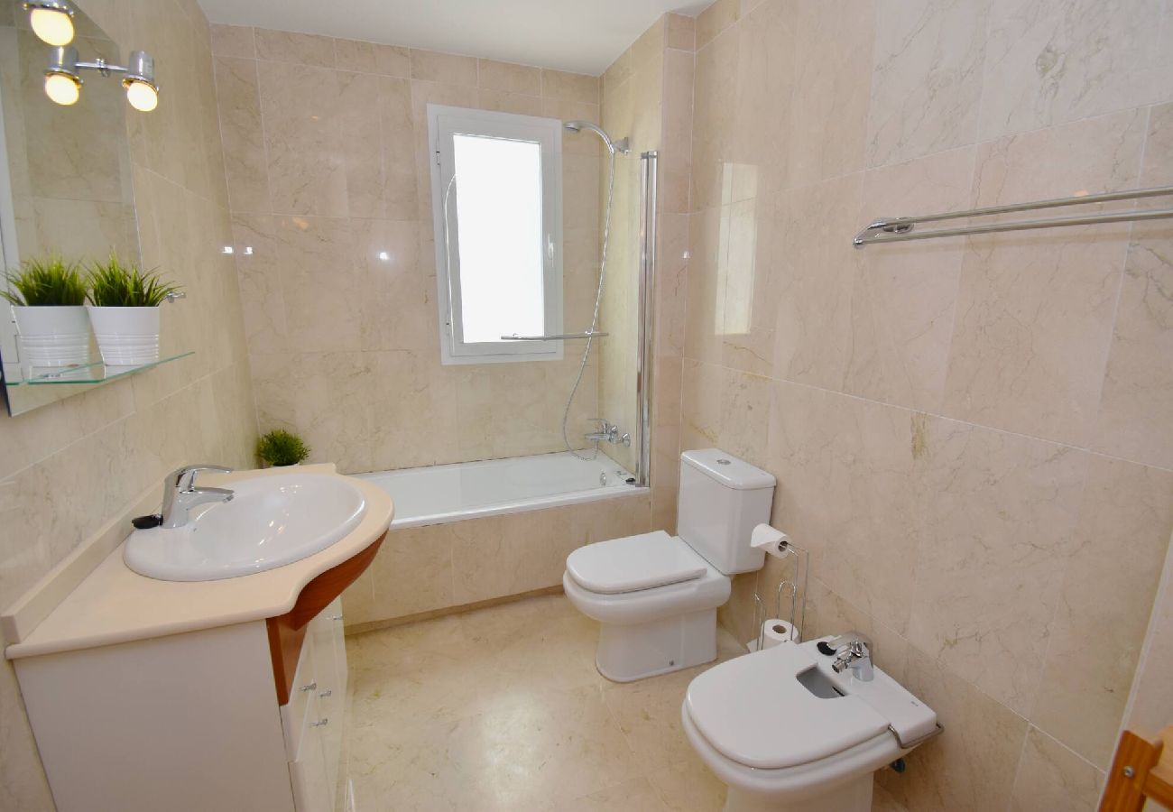 Apartment in Benalmádena - Benalmádena 2 bed - Spacious, Pool & 2-Car Parking