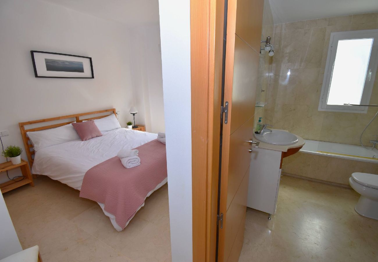 Apartment in Benalmádena - Benalmádena 2 bed - Spacious, Pool & 2-Car Parking