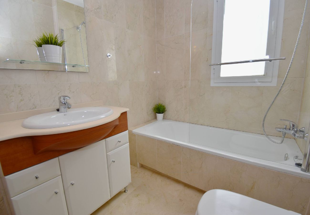 Apartment in Benalmádena - Benalmádena 2 bed - Spacious, Pool & 2-Car Parking