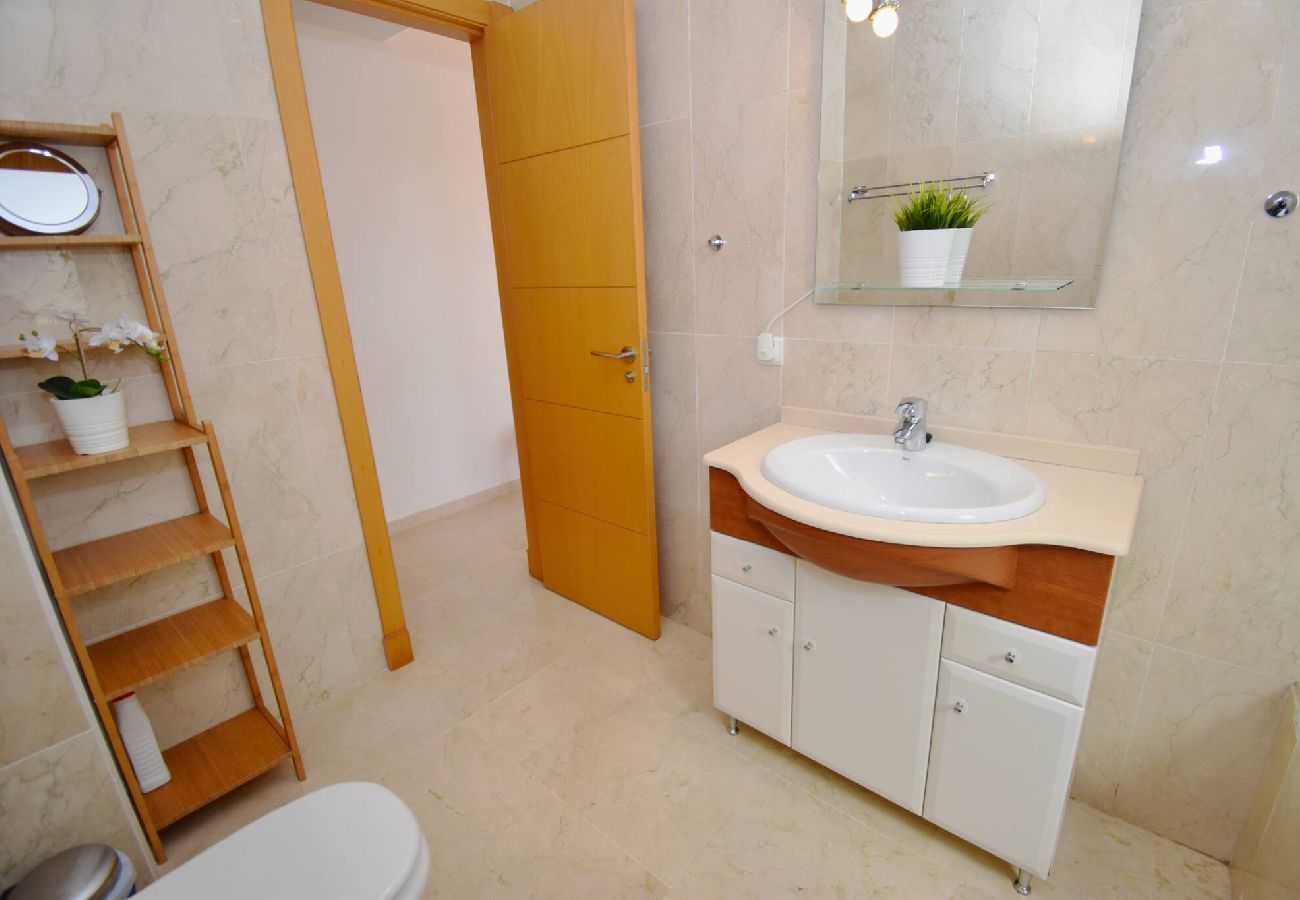 Apartment in Benalmádena - Benalmádena 2 bed - Spacious, Pool & 2-Car Parking