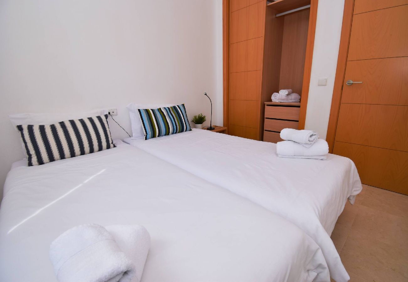 Apartment in Benalmádena - Benalmádena 2 bed - Spacious, Pool & 2-Car Parking