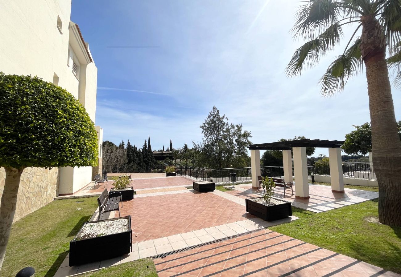 Apartment in Benalmádena - Benalmádena 2 bed - Spacious, Pool & 2-Car Parking
