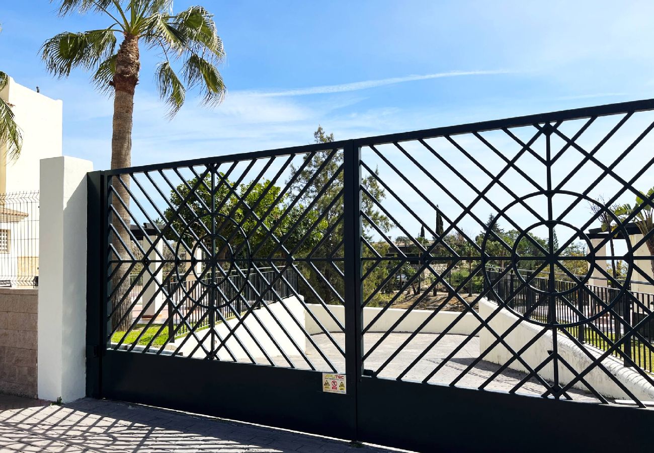 Apartment in Benalmádena - Benalmádena 2 bed - Spacious, Pool & 2-Car Parking
